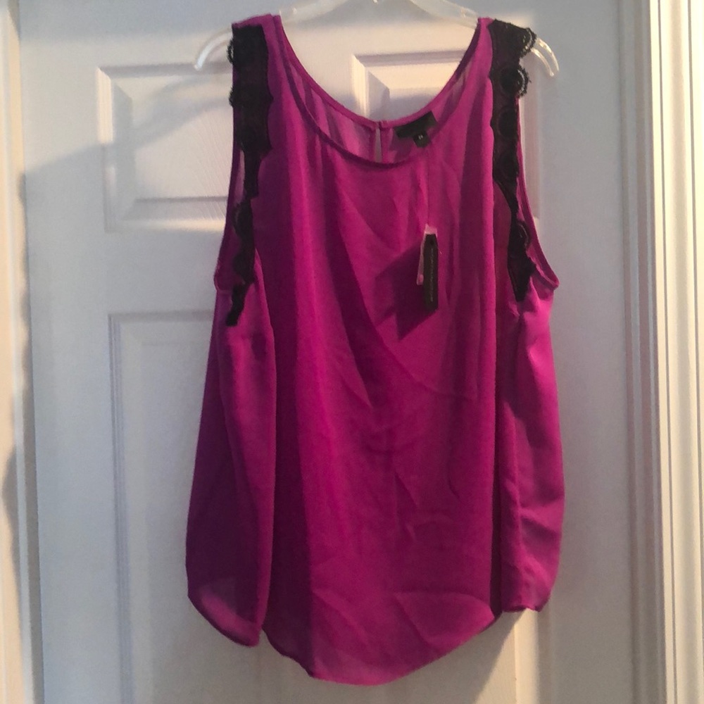 Sleeveless lace trim tank top